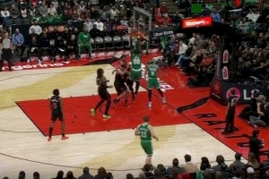 恰到好处！德里克·怀特底线突破吸引防守 助攻科塔完成空接暴扣