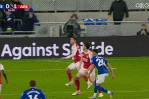 萨利巴禁区内踢倒巴里，VAR介入检查后主裁示意比赛继续进行