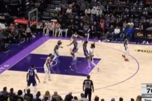 保持拉锯！施罗德突破倚住夏普跳投追尾打成2+1