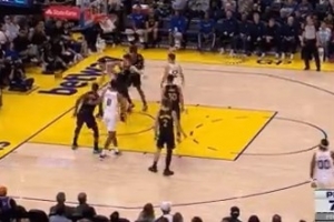 火眼金睛！双方拼抢出界判给勇士球 太阳挑战成功拿回球权