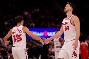 火媒：看到谢泼德要像库里那样投篮 申京就会张手要球&显得很沮丧