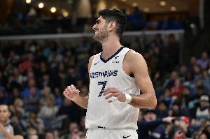 予取予求！阿尔达马半场15中9拿到22分8板 三分4中2