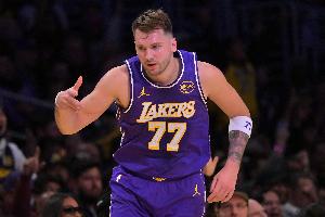 打破得分荒！东契奇造成杀伤两罚一中 随后强攻抛投得手