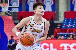 组织还行手感不佳！孙铭徽送出7次助攻 8投3中拿到8分&三分3中0