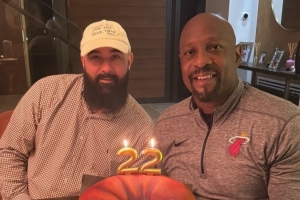 这不止是家人！热火名宿莫宁晒肾脏造型蛋糕 庆重获新生22周年