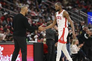 三分35中19！乌度卡：他们会盯紧杜兰特 球传到合适位置就有空位