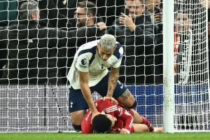 跪压锁喉😨前裁判主席：主裁漏判里沙利松对埃基蒂克的红牌动作