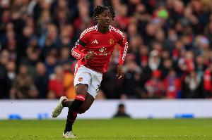 英媒：梅努考虑离开曼联，他事前不知道兄弟秀T恤+他很尊重曼联