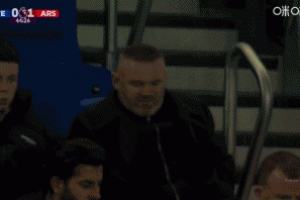 名宿观战！鲁尼携儿子凯出现在埃弗顿vs阿森纳现场的看台上