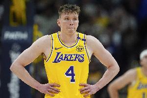 给了机会也没啥用！克内克特下半场顶替东契奇首发 3中1仅得2分