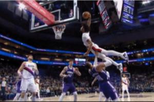 太横了！夏普像个超人直接从威少头上飞了过去 炸裂战斧惊天砸扣