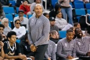 高中校队教练费舍尔晒工作照 他的继子&巴恩斯双胞胎儿子也在队中