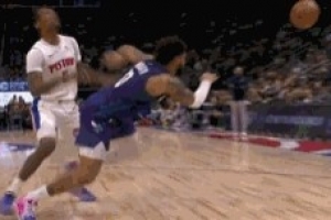 哑巴亏！霍兰贴防小桥挨了一巴掌 裁判回看未升级