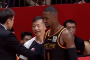 打得郁闷！贾尔斯22中9拿到23分12板2助3断 被徐昕打到犯满