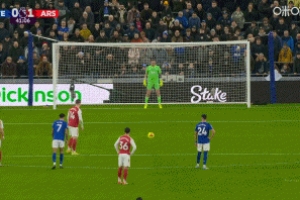 没招了！奥布莱恩手球送点约克雷斯罚进，老帅莫耶斯低头无奈扶额