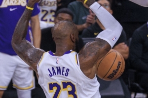 詹姆斯：无论我们有谁登场都要迎接挑战 做好进攻执行和防守配合