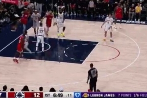 直捣黄龙！科林斯切入起飞双手挂筐暴扣