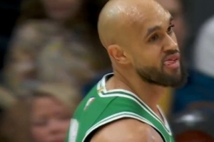 自己也很懊恼！怀特先运脚上回场违例 随后上篮遭巴恩斯大帽