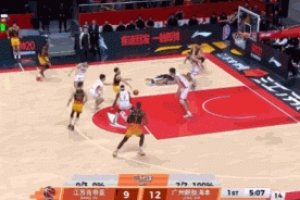 攻防俱佳！徐昕半场5中4高效拿下10分6板1助3帽