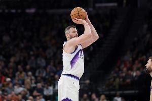 两双王再现！乐福12中6拿下16分16板1助1断1帽 7前场板