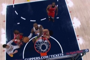 冲锋陷阵！詹姆斯抹过哈登冲筐得分并造成犯规