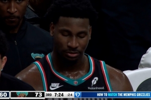 犯规困扰！小贾伦再被吹防守犯规 两节半个人累计5次犯规