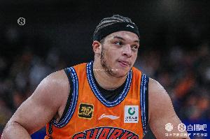 表现不佳！洛夫顿11投仅4中拿到10分4板5助 正负值-5