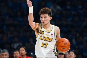 出手不多！孙铭徽半场3中2得到6分 送出全队最高5助攻且0失误