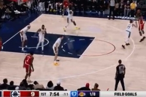 外线开炮！哈登弧顶单挑东契奇 撤步三分回应詹姆斯