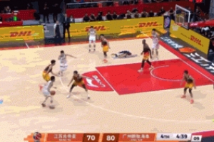 无敌！徐昕背后摘板打贾尔斯2+1&防守再大帽 袁照耀反击隔扣打停