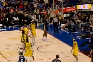 随便扣！锡安持球突破到篮下 空无一人双手轻松扣空篮！