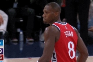 拼劲十足！邓恩飞身抢断詹姆斯 哈登助攻小卡反击扣篮打停湖人