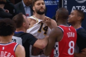小摩擦！克莱伯和克里斯·邓恩篮下卡位互相推搡 裁判啥也没吹！