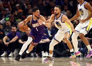 他没哨~布克谈对库里犯规裁判没吹：这个漏判很糟糕 浪费了好几秒