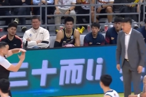 不满意！杜锋抱怨判罚踩到界内 自己被吹技术犯规