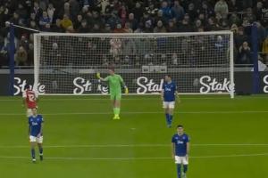 急眼了？皮克福德没能扑点后怒踢皮球险些击中萨卡，还比划中指