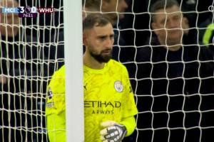 够拼！多纳鲁马用面部挡住对手的近距离射门，右脸出现明显印记