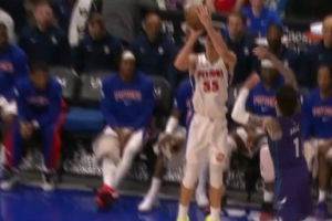 对飚上了！鲍尔再送布里奇斯空接暴扣 回头送邓罗3+1&个人五犯