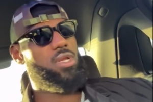 墨镜一戴帽子反戴！老詹上班路上听着歌嗨了 摇头晃脑神情愉悦