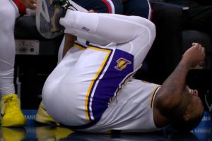 斯玛特投底角三分落地踩到科比·桑德斯 后者被吹一级恶意犯规！