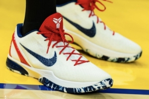 继续尝新！库里热身上脚科比6代美国队PE 国旗元素齐聚