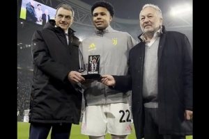 对阵罗马赛前，尤文为麦肯尼颁发200场纪念奖杯