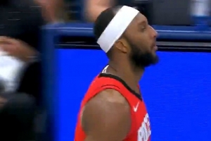 敢放我不是？奥科吉左右底角+45度开弓连中3记三分！火箭11-0反超