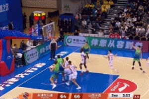 精准制导！法耶拼下篮板 随后长传横跨全场助攻诺威尔篮下打中