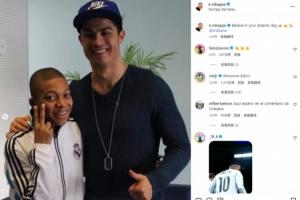 和偶像并肩！姆巴佩社媒@C罗并晒儿时合影：相信梦想，致敬王者！