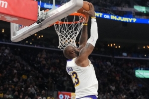 自媒体博主：詹姆斯今晚合理冲撞区14中10 远超个人赛季平均水准