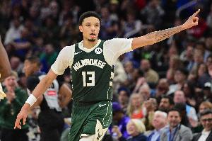 风驰电掣！罗林斯持球强攻 起飞力压兰德尔暴力隔扣