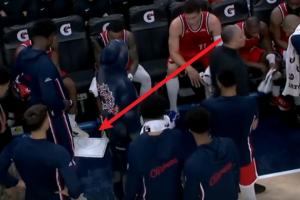 不满球队表现！泰伦·卢怒扔战术板 小卡一脚将板踢开