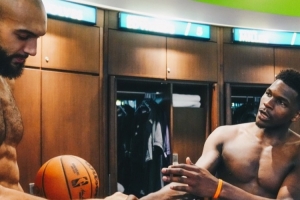 生涯篮板数破10000大关！戈贝尔赛后收到本场的比赛用球