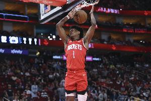 摧枯拉朽！阿门冲击内线顶翻防守 转身腾空暴起双手隔扣